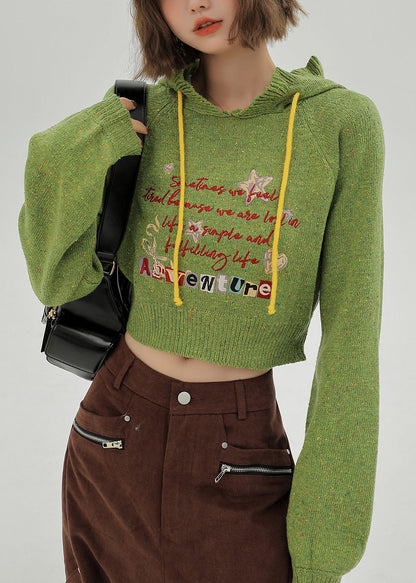 Winterpullover mit Kapuze und Buchstabenmuster in italienischem Grasgrün