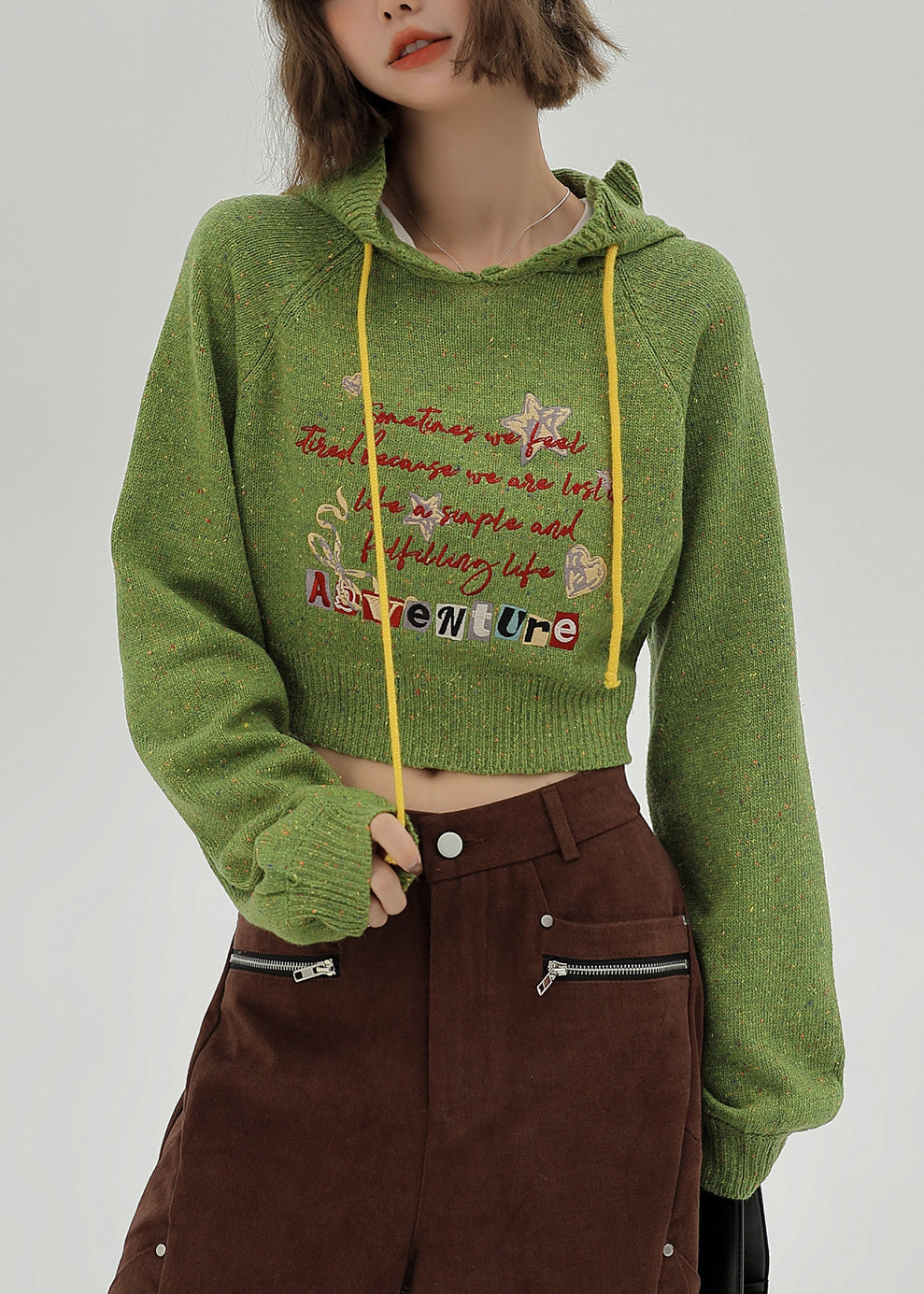 Winterpullover mit Kapuze und Buchstabenmuster in italienischem Grasgrün
