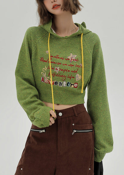 Winterpullover mit Kapuze und Buchstabenmuster in italienischem Grasgrün