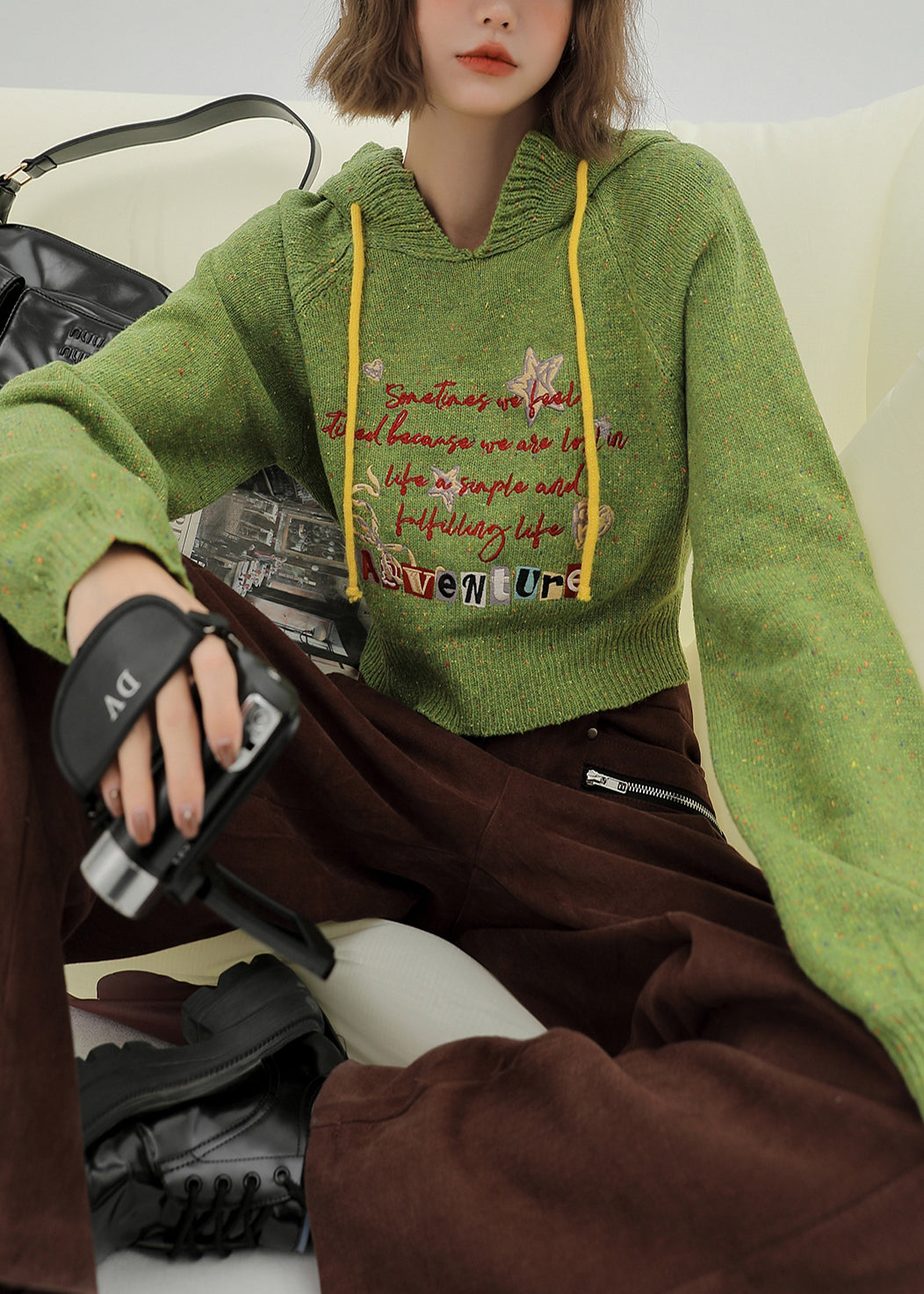 Winterpullover mit Kapuze und Buchstabenmuster in italienischem Grasgrün