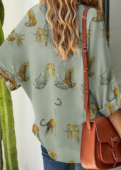 Italienisches hellgelbes Chiffonhemd mit V-Ausschnitt und Animalprint, lange Ärmel