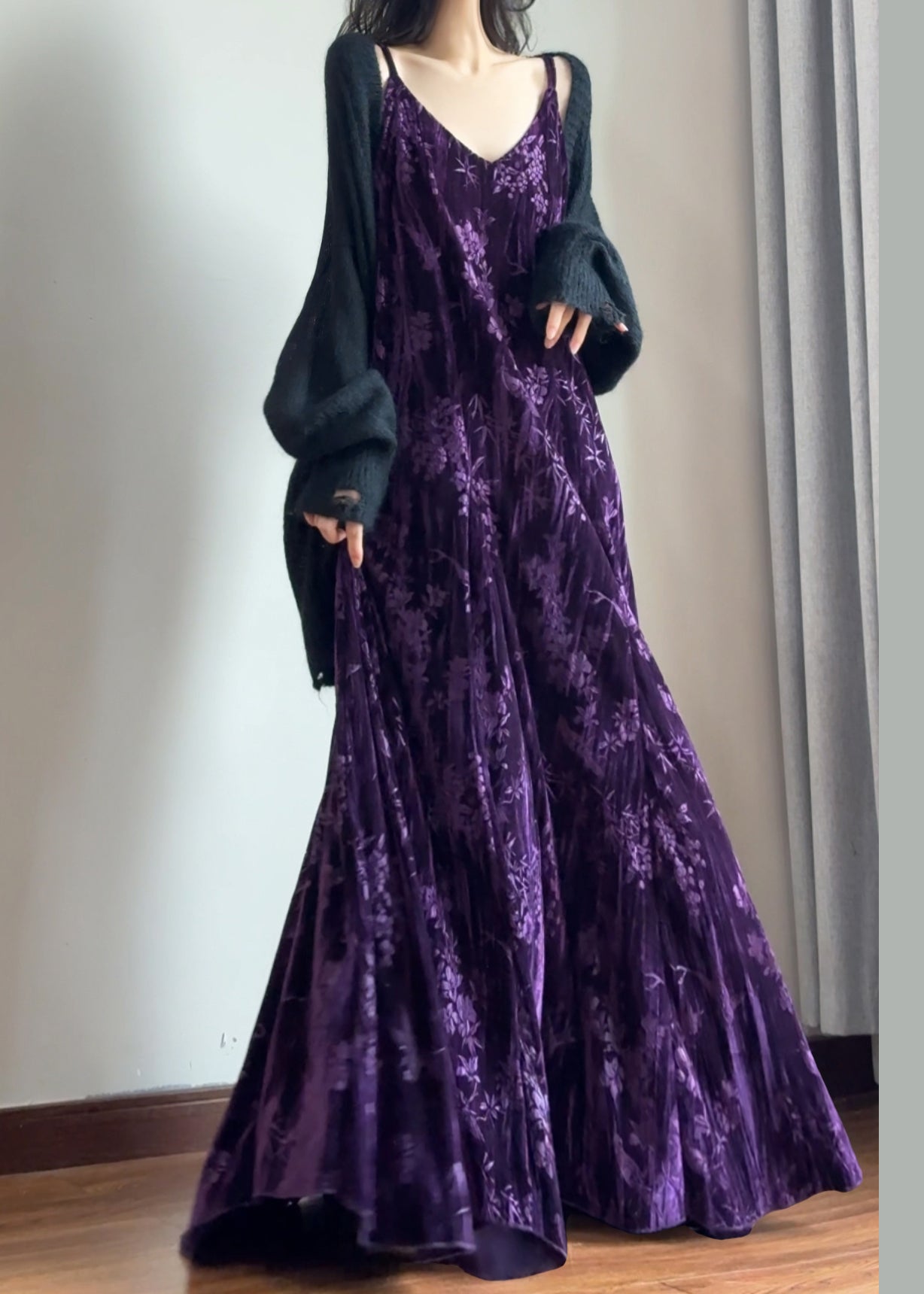 Ärmelloses, ärmelloses Kleid aus italienischem lila Jacquard-Seidensamt mit V-Ausschnitt und Spaghettiträgern