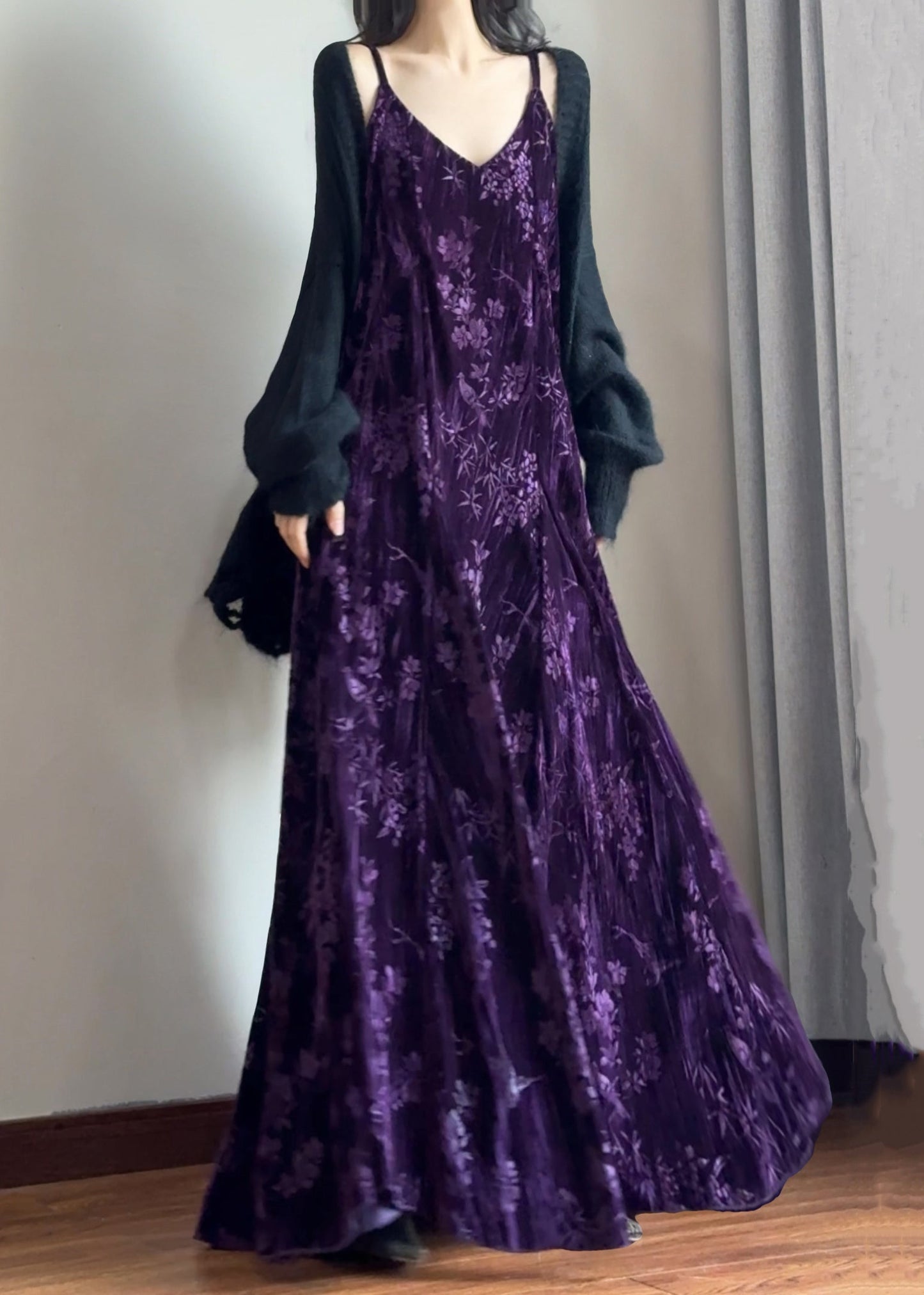 Ärmelloses, ärmelloses Kleid aus italienischem lila Jacquard-Seidensamt mit V-Ausschnitt und Spaghettiträgern