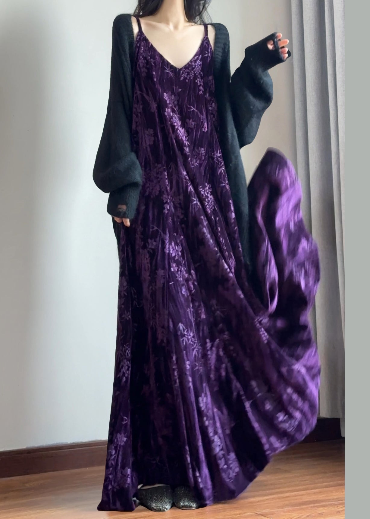 Ärmelloses, ärmelloses Kleid aus italienischem lila Jacquard-Seidensamt mit V-Ausschnitt und Spaghettiträgern