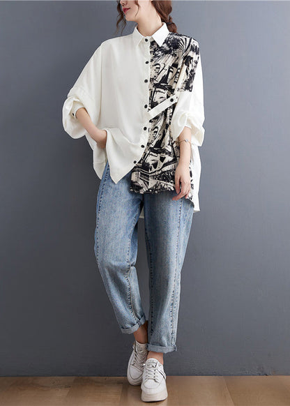 Italienisches weißes Peter-Pan-Kragen-Knopf-asymmetrisches Design-Print-Shirt-Top-Fledermausärmel