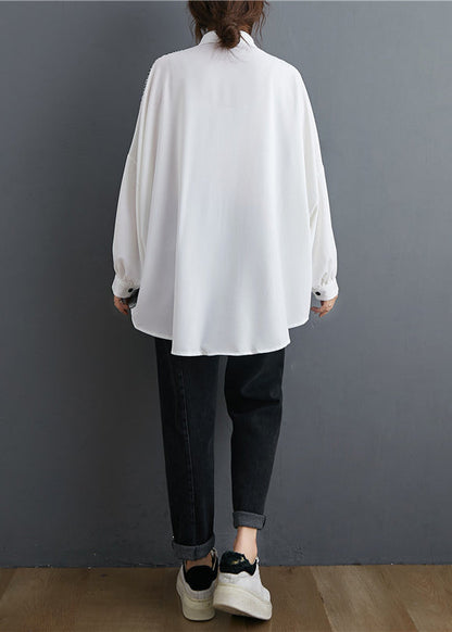 Italienisches weißes Peter-Pan-Kragen-Knopf-asymmetrisches Design-Print-Shirt-Top-Fledermausärmel