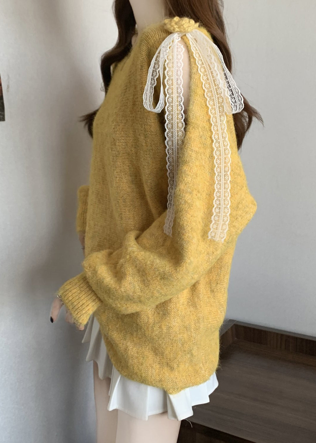 Italienischer gelber Strickpullover mit Lochmuster und Patchwork-Spitze für den Frühling