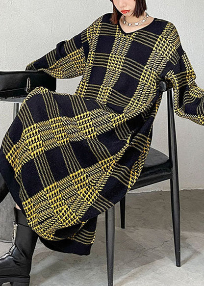 Italienisches gelb kariertes Herbst-Strickkleid mit V-Ausschnitt