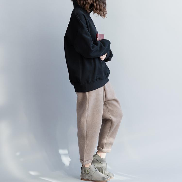 Italienische Baumwollkleidung Vintage-Arbeitsoutfits mit hohem Kragen und schwarzen Silhouette-Blusen mit Reißverschluss