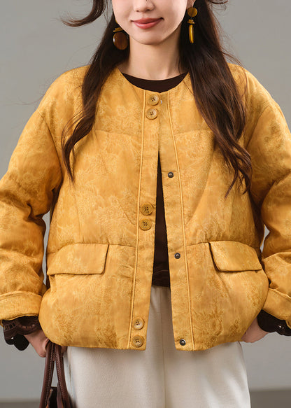 Jacqua Gelber Daunenmantel mit Rundhalsausschnitt, Knöpfen und Taschen für den Winter