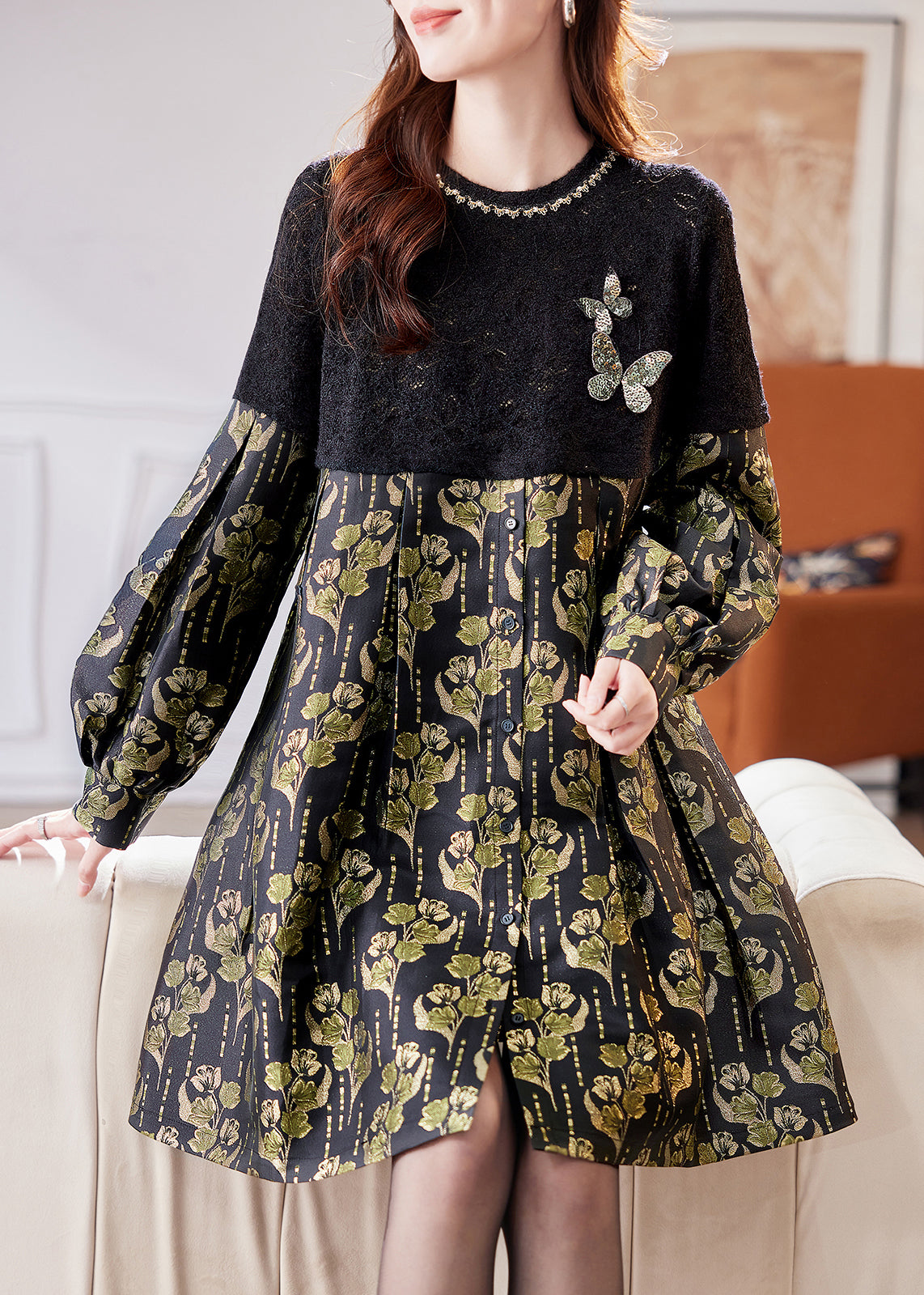 Vestido midi de primavera con lentejuelas y patchwork en negro ahuecado de Jacquard