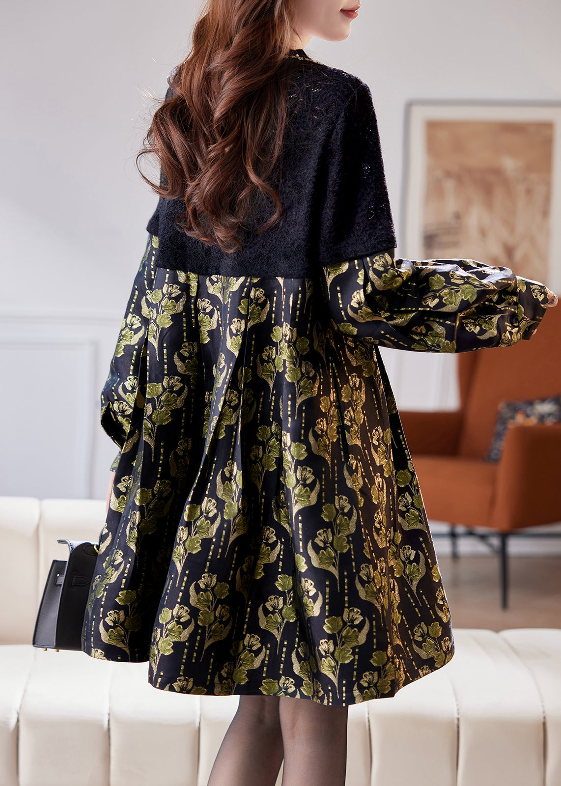 Vestido midi de primavera con lentejuelas y patchwork en negro ahuecado de Jacquard