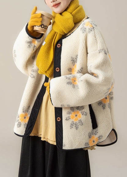 Zweiteiliges Winterset: Jacquard-Mantel mit Knöpfen in Kaffeebraun und graues Rüschen-T-Shirt