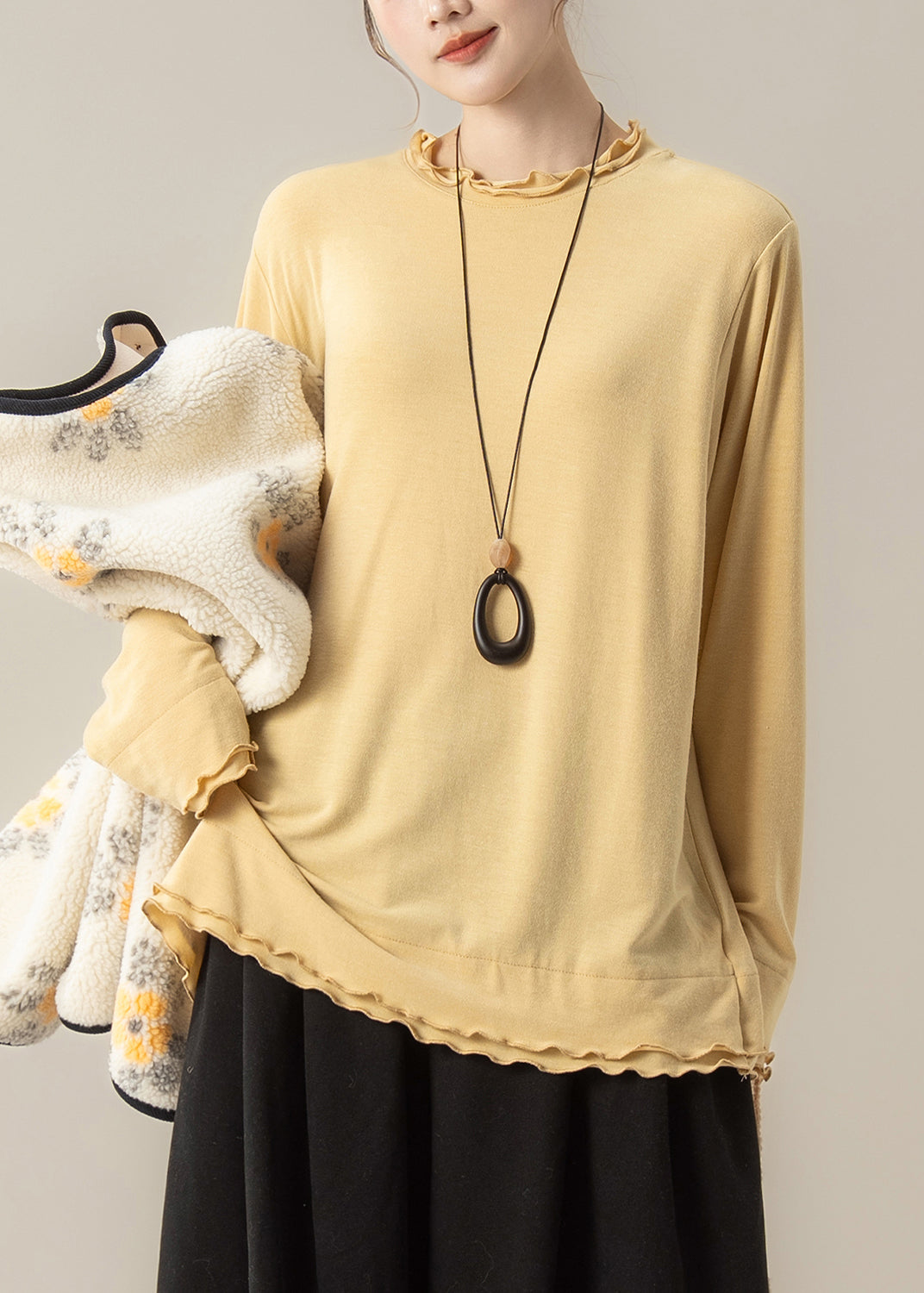 Zweiteiliges Winterset: Jacquard-Mantel mit Knöpfen in Kaffeebraun und graues Rüschen-T-Shirt