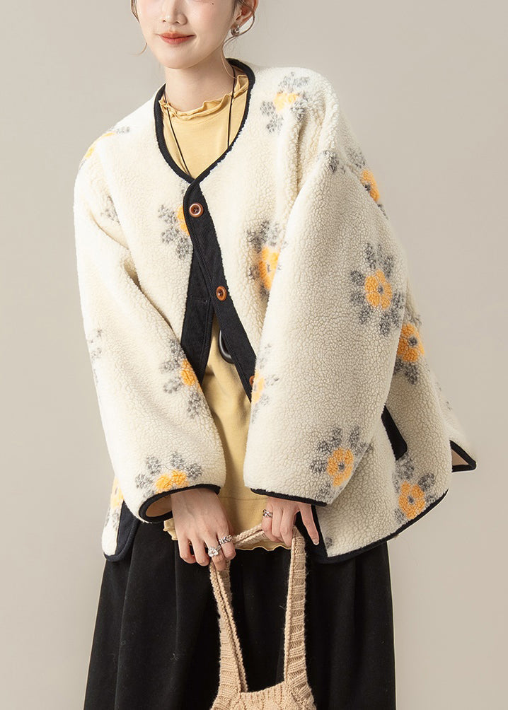 Zweiteiliges Winterset: Jacquard-Mantel mit Knöpfen in Kaffeebraun und graues Rüschen-T-Shirt