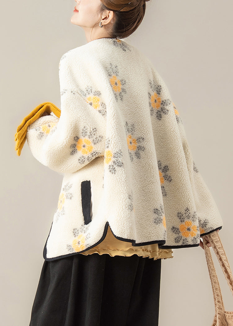 Zweiteiliges Winterset: Jacquard-Mantel mit Knöpfen in Kaffeebraun und graues Rüschen-T-Shirt