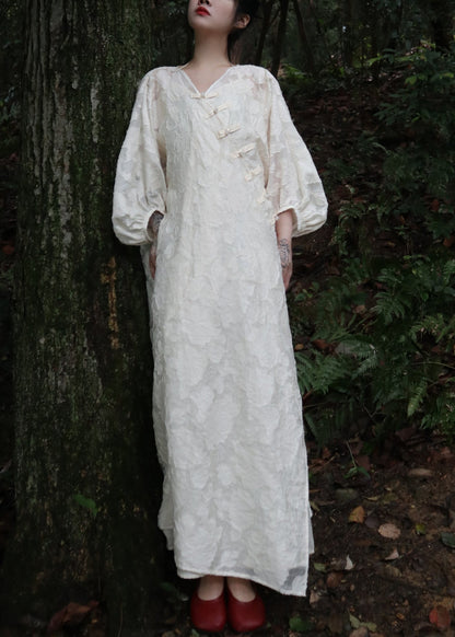 Langes, weißes Jacquard-Kleid mit V-Ausschnitt und Dreiviertelärmeln