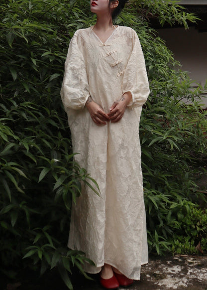 Langes, weißes Jacquard-Kleid mit V-Ausschnitt und Dreiviertelärmeln