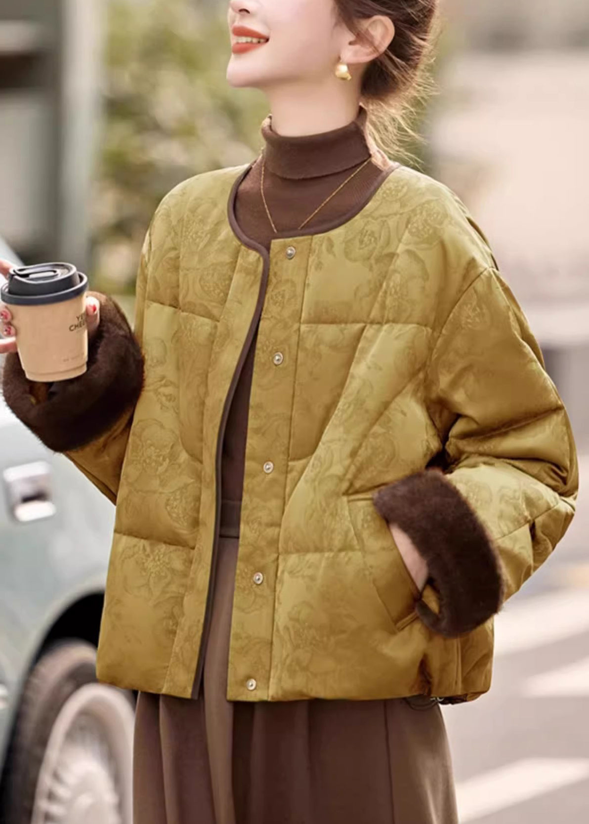 Gelber Jacquard-Daunenmantel mit Knöpfen, Taschen und Kordelzug