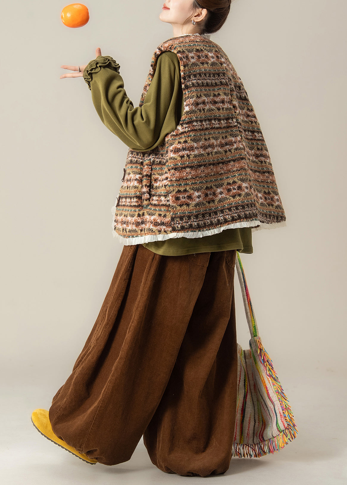 Japanisches Winteroutfit: Weste aus Kunstpelz mit Spitzenbesatz, Oberteil und Hose (3-teilig)