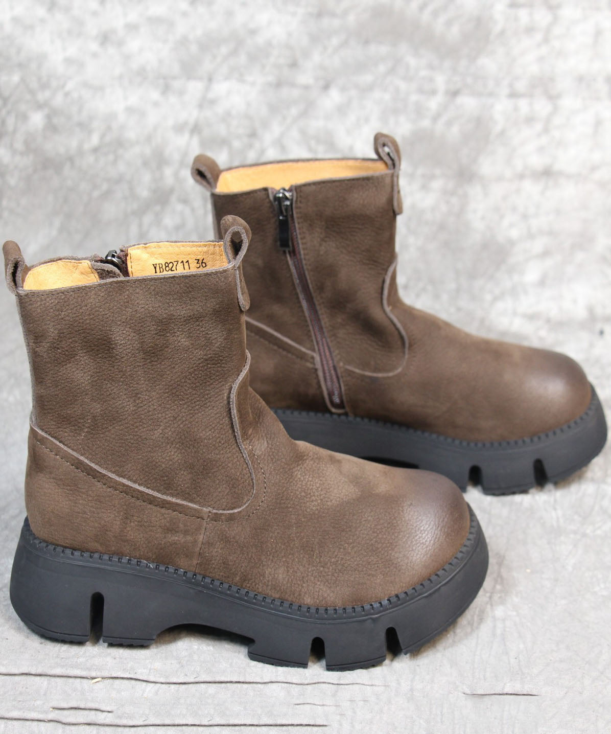 Khakifarbene Stiefel mit Plateau-Reißverschluss und schickem Rindsleder