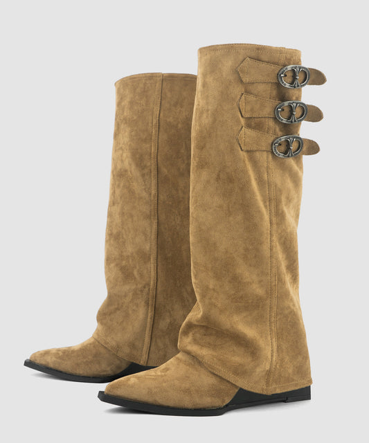 Khakifarbene Keilstiefel aus Wildleder mit modischen Ziernähten und spitzer Zehenpartie