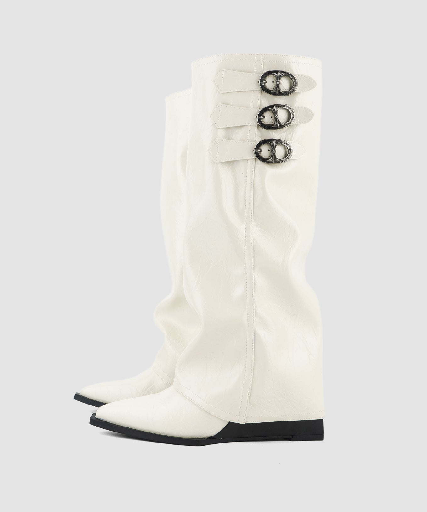 Khakifarbene Keilstiefel aus Wildleder mit modischen Ziernähten und spitzer Zehenpartie