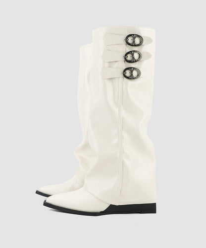 Khakifarbene Keilstiefel aus Wildleder mit modischen Ziernähten und spitzer Zehenpartie