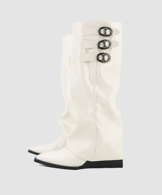 Khakifarbene Keilstiefel aus Wildleder mit modischen Ziernähten und spitzer Zehenpartie