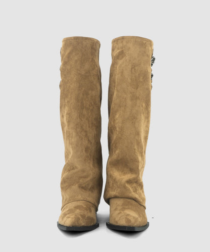 Khakifarbene Keilstiefel aus Wildleder mit modischen Ziernähten und spitzer Zehenpartie