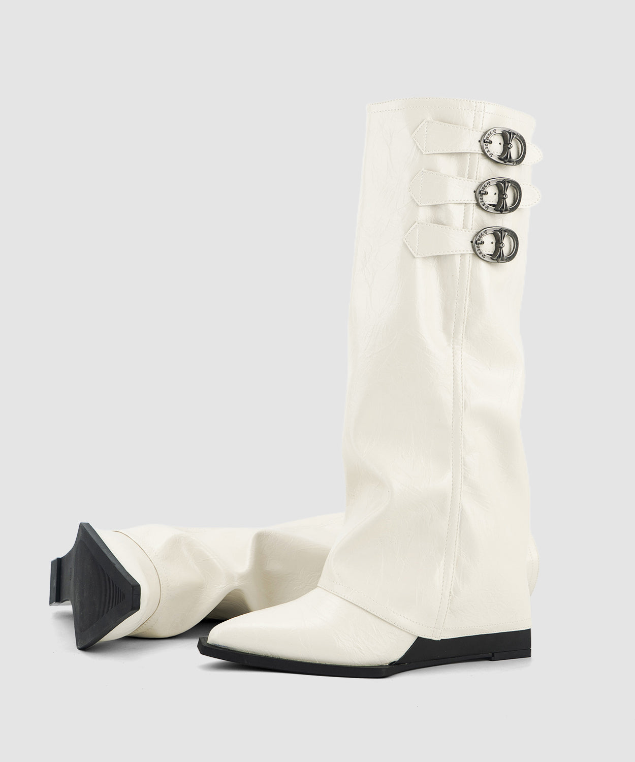 Khakifarbene Keilstiefel aus Wildleder mit modischen Ziernähten und spitzer Zehenpartie