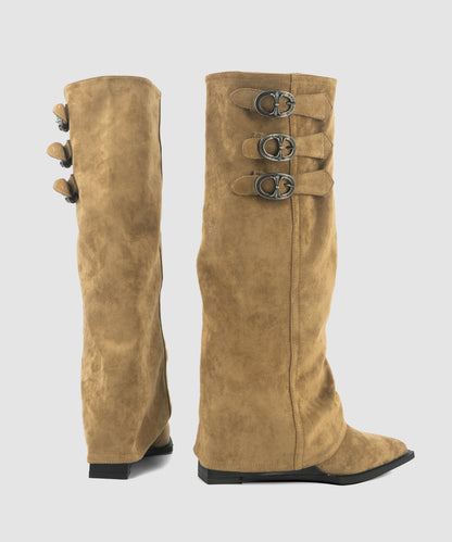 Khakifarbene Keilstiefel aus Wildleder mit modischen Ziernähten und spitzer Zehenpartie