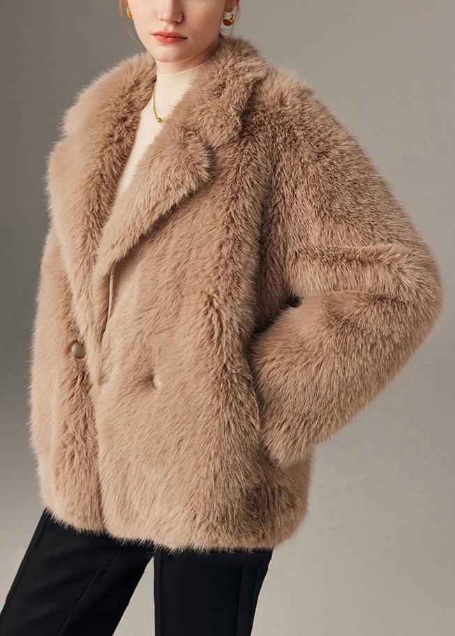 Abrigo de invierno de piel y cuero con bolsillos abotonados color caqui y muescas