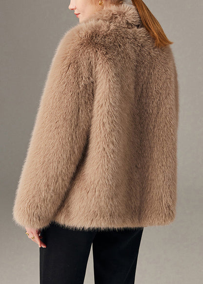 Abrigo de invierno de piel y cuero con bolsillos abotonados color caqui y muescas