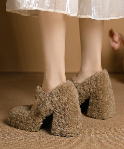 Tacones altos con tiras de hebilla gruesas de color caqui y piel sintética con hermosos detalles de empalme