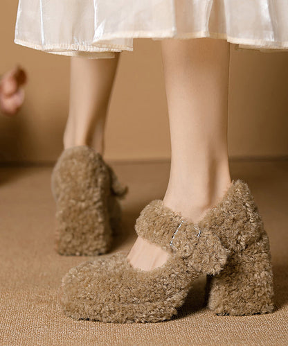 Tacones altos con tiras de hebilla gruesas de color caqui y piel sintética con hermosos detalles de empalme