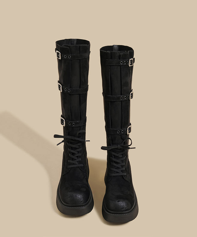 Khakifarbene Wildlederstiefel mit grobem Schaft, Schnürung und Schnallenriemen