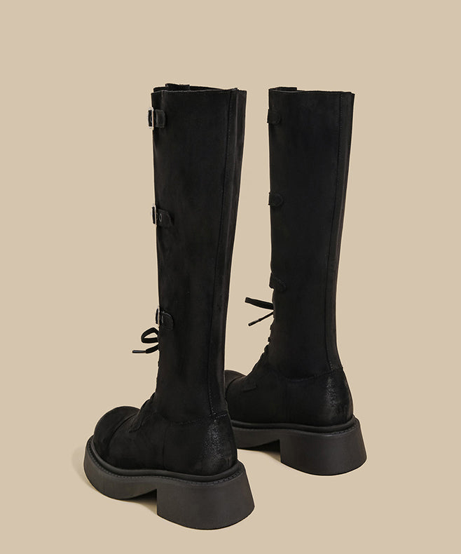 Khakifarbene Wildlederstiefel mit grobem Schaft, Schnürung und Schnallenriemen