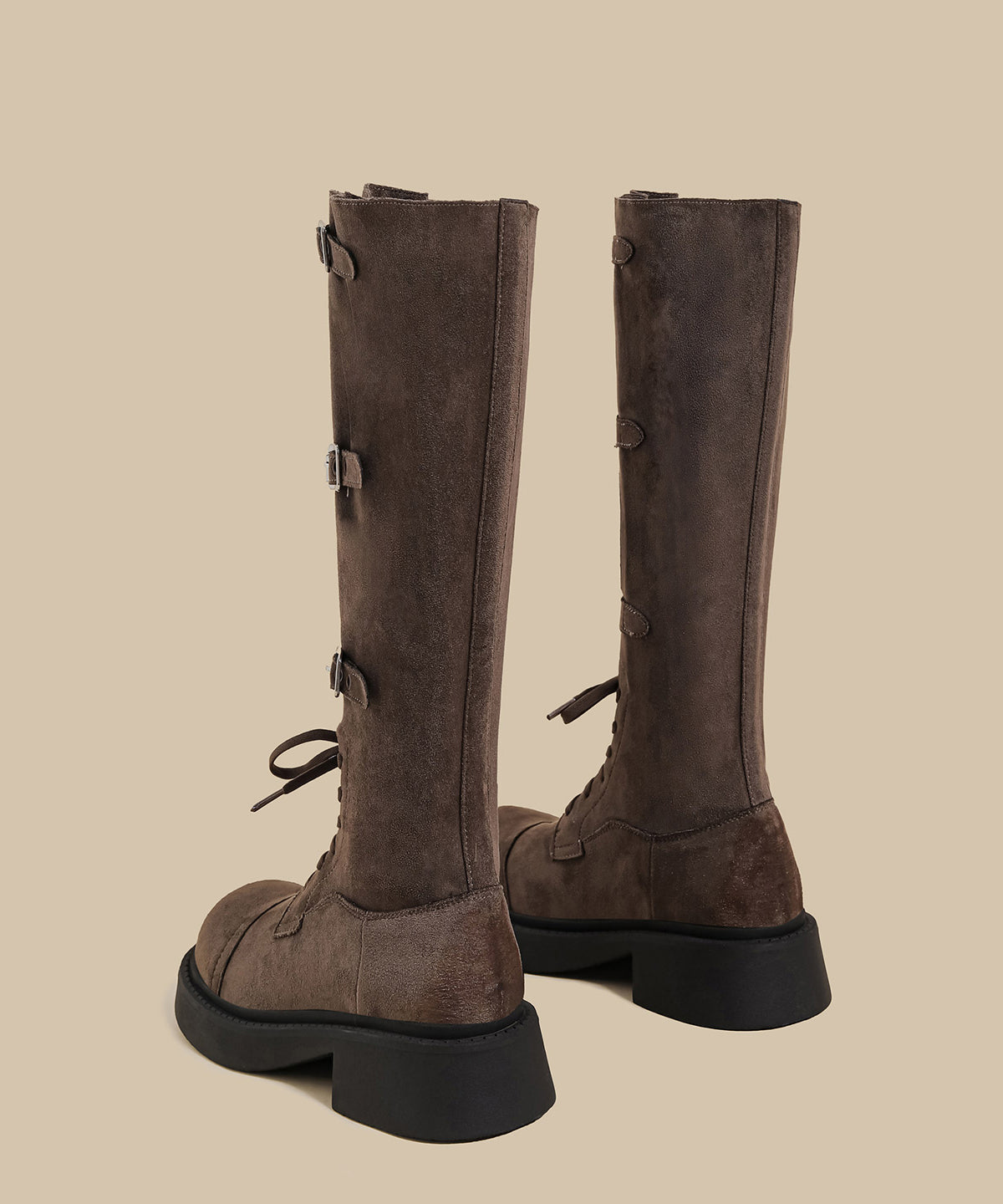 Khakifarbene Wildlederstiefel mit grobem Schaft, Schnürung und Schnallenriemen