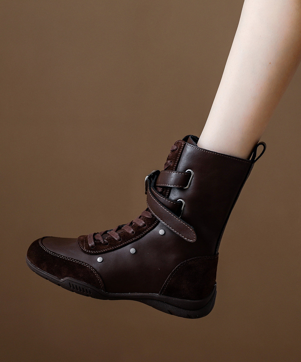 Khakifarbene Schnürstiefel mit Keilabsatz aus Wildleder, elegant mit Zierelementen