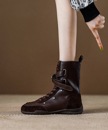 Khakifarbene Schnürstiefel mit Keilabsatz aus Wildleder, elegant mit Zierelementen