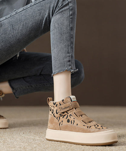 Khakifarbene Plateau-Stiefeletten mit Leopardenmuster und Wildleder-Schnallenriemen