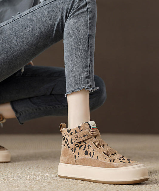 Khakifarbene Plateau-Stiefeletten mit Leopardenmuster und Wildleder-Schnallenriemen