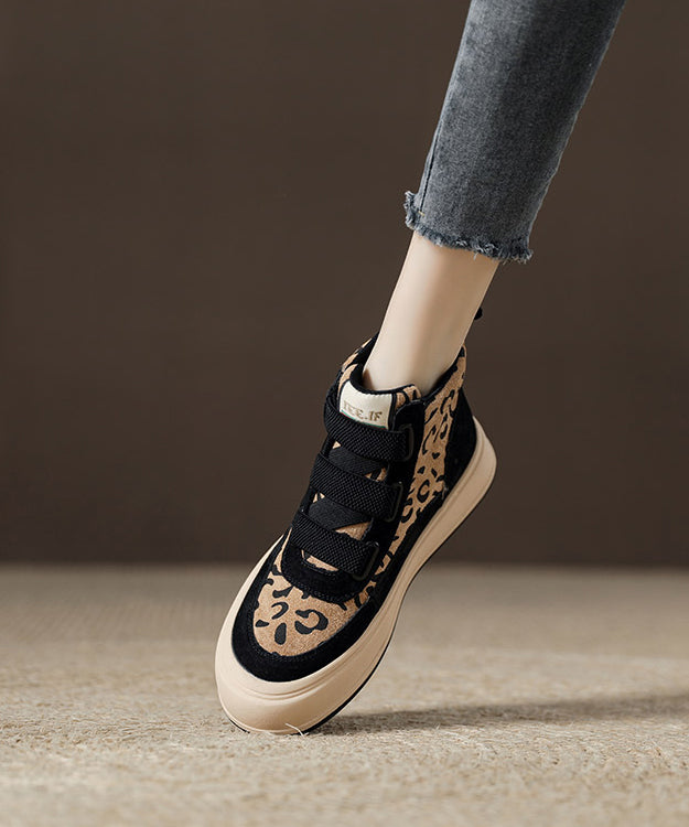 Khakifarbene Plateau-Stiefeletten mit Leopardenmuster und Wildleder-Schnallenriemen