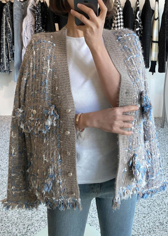 Khakifarbener Strickmantel aus Baumwolle mit V-Ausschnitt und Quastentaschen