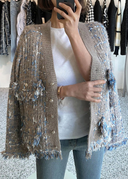 Khakifarbener Strickmantel aus Baumwolle mit V-Ausschnitt und Quastentaschen