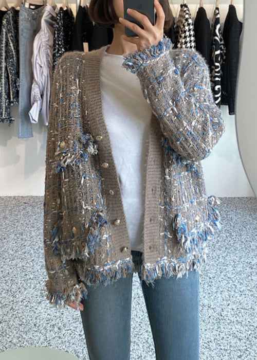 Khakifarbener Strickmantel aus Baumwolle mit V-Ausschnitt und Quastentaschen