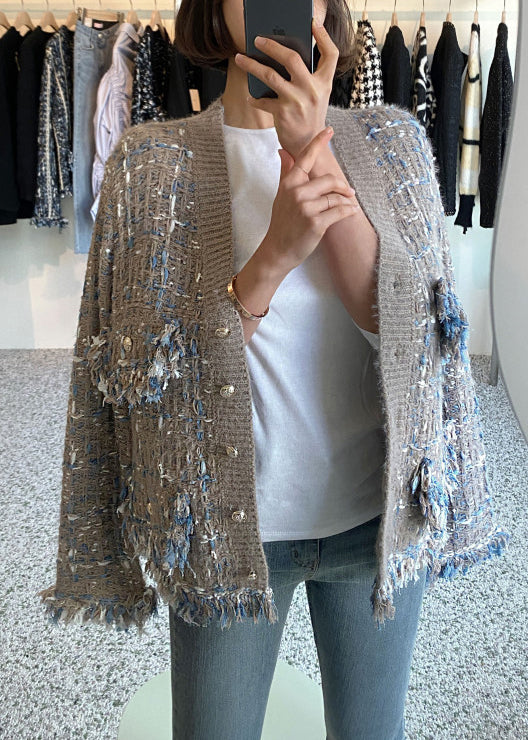 Khakifarbener Strickmantel aus Baumwolle mit V-Ausschnitt und Quastentaschen