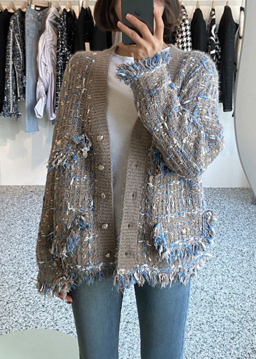 Khakifarbener Strickmantel aus Baumwolle mit V-Ausschnitt und Quastentaschen