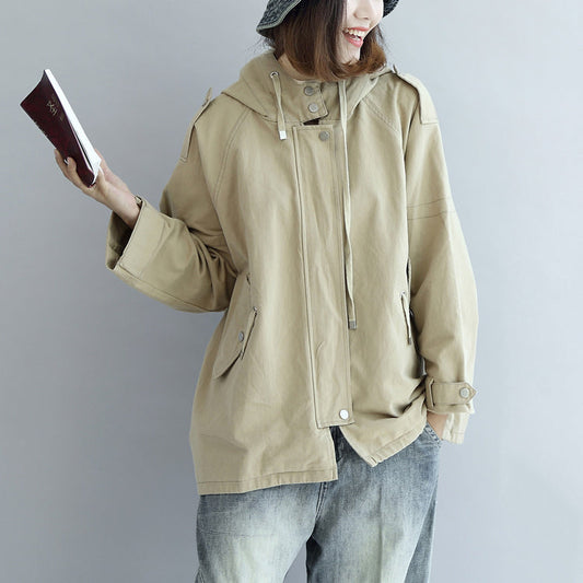 Khakifarbene, übergroße Trenchcoats mit kurzen Kapuzenpullovern und Windbreaker-Oberbekleidung